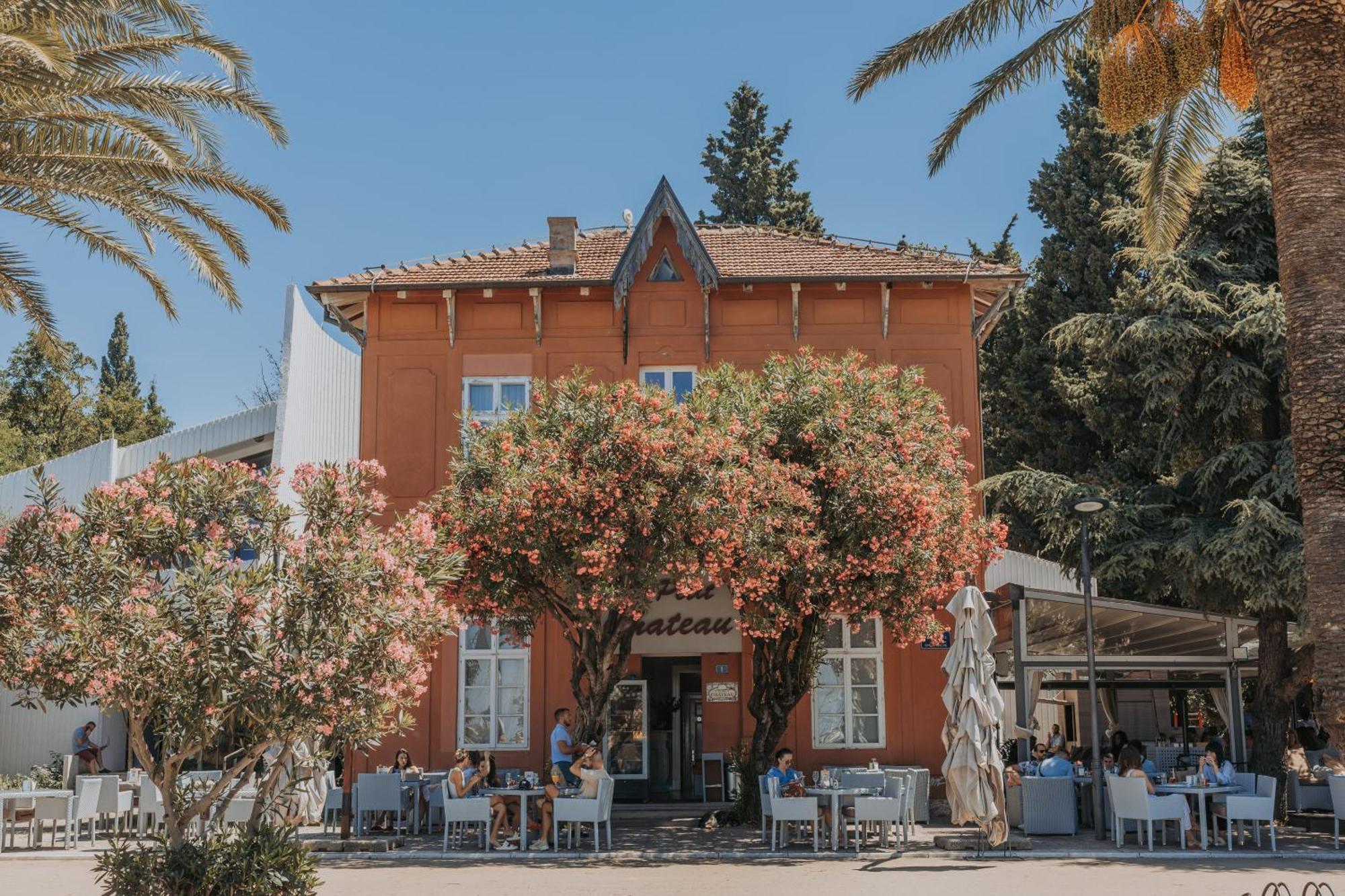 Le Petit Chateau Bar Exterior foto