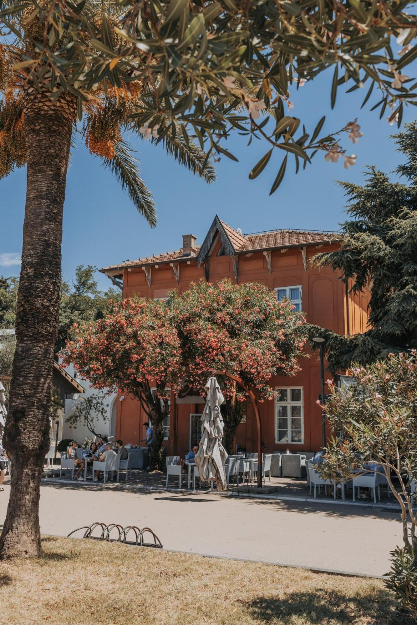 Le Petit Chateau Bar Exterior foto