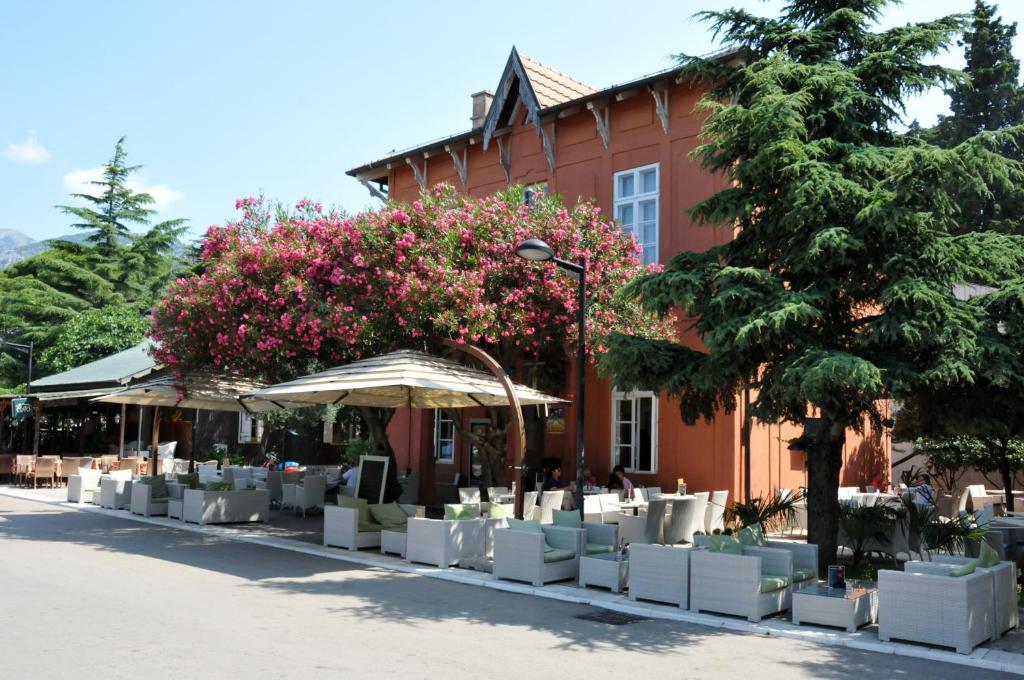 Le Petit Chateau Bar Exterior foto